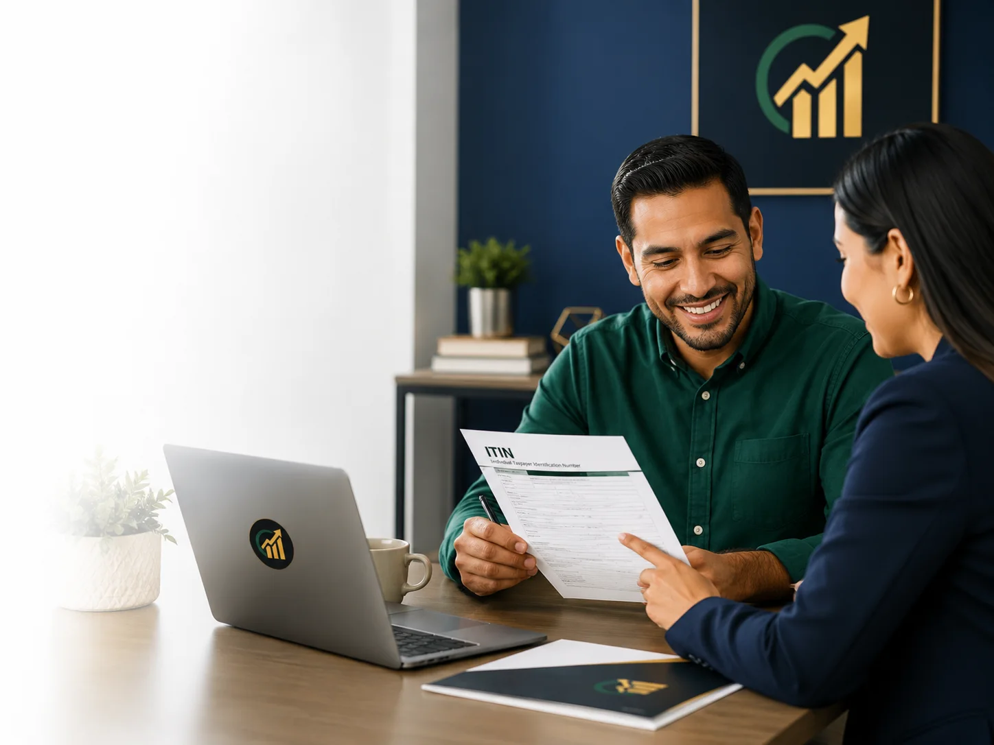 Cliente revisando documentos ITIN con asesora